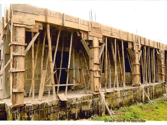 Schulgebäude im Bau