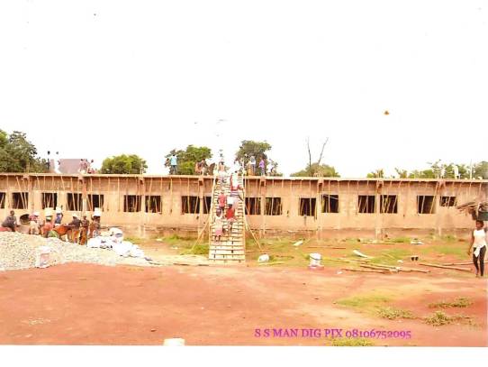 Schulgebäude mit Arbeitern