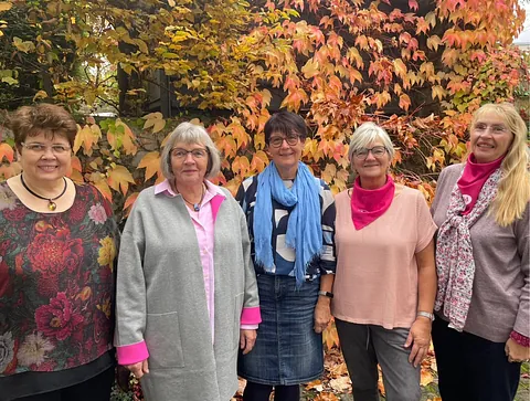 Die 5 Vorstandsfrauen des kfd-Diözesanverbands Fulda stehen vor einem herbstlich bunten Baum