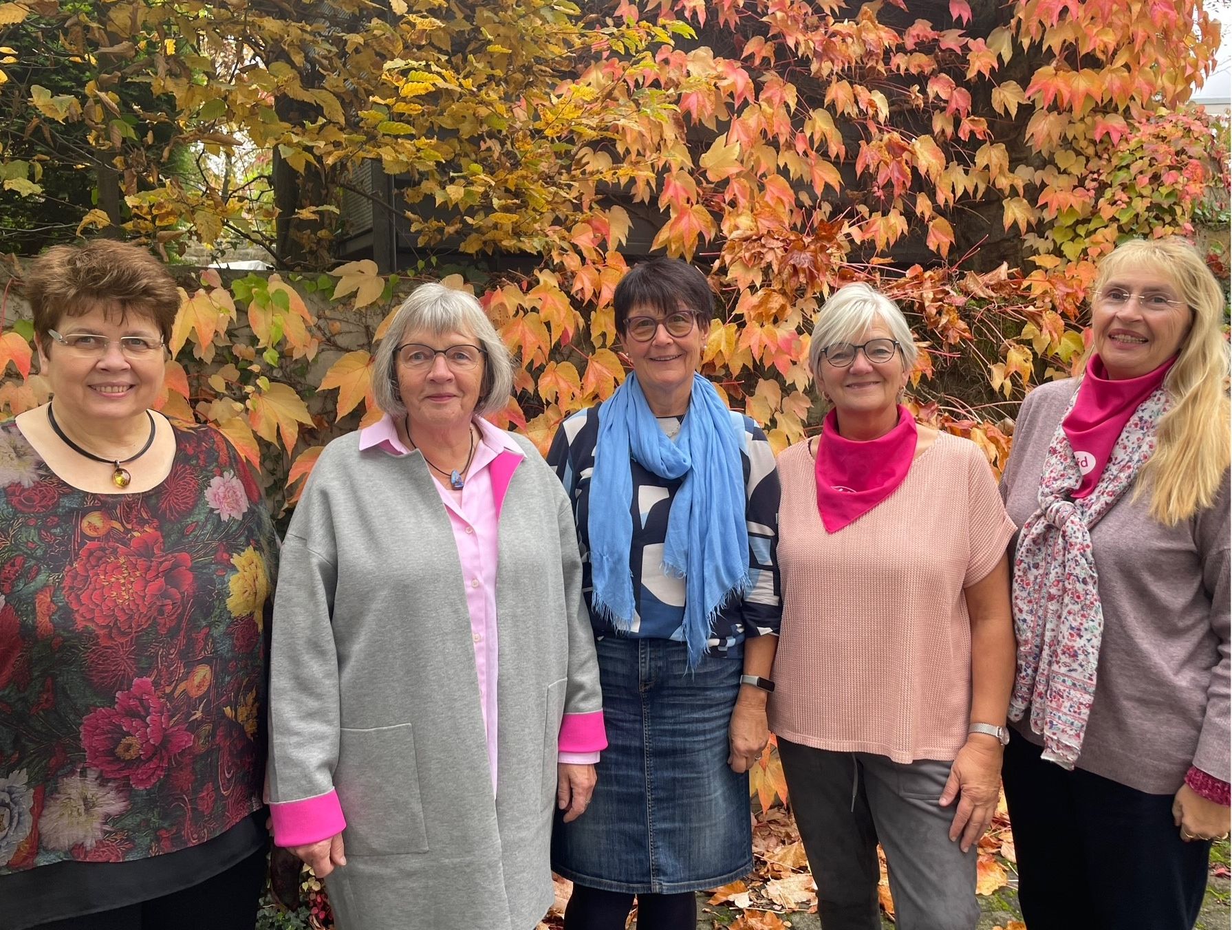 Die 5 Vorstandsfrauen des kfd-Diözesanverbands Fulda stehen vor einem herbstlich bunten Baum
