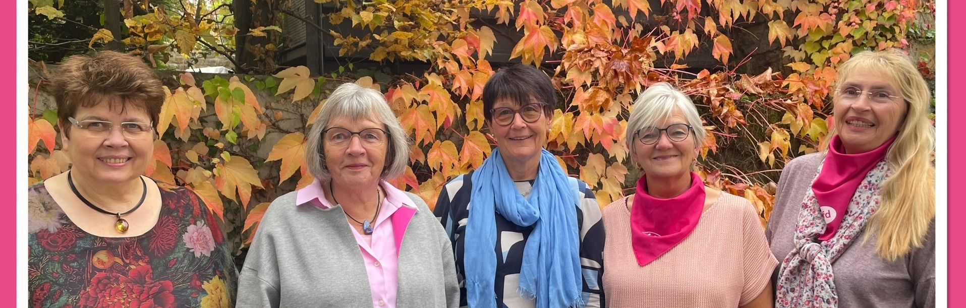 Die 5 fröhlichen kfd-Vorstandsfrauen stehen vor herbstlich-bunten Blättern