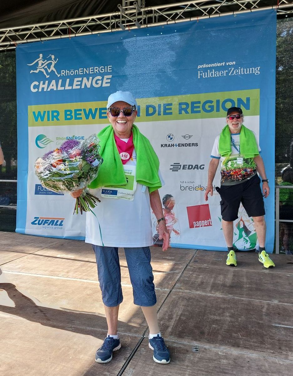 Generalvikar Dr. Stanke überreicht Blumensträuße an zwei 2 Frauen. 