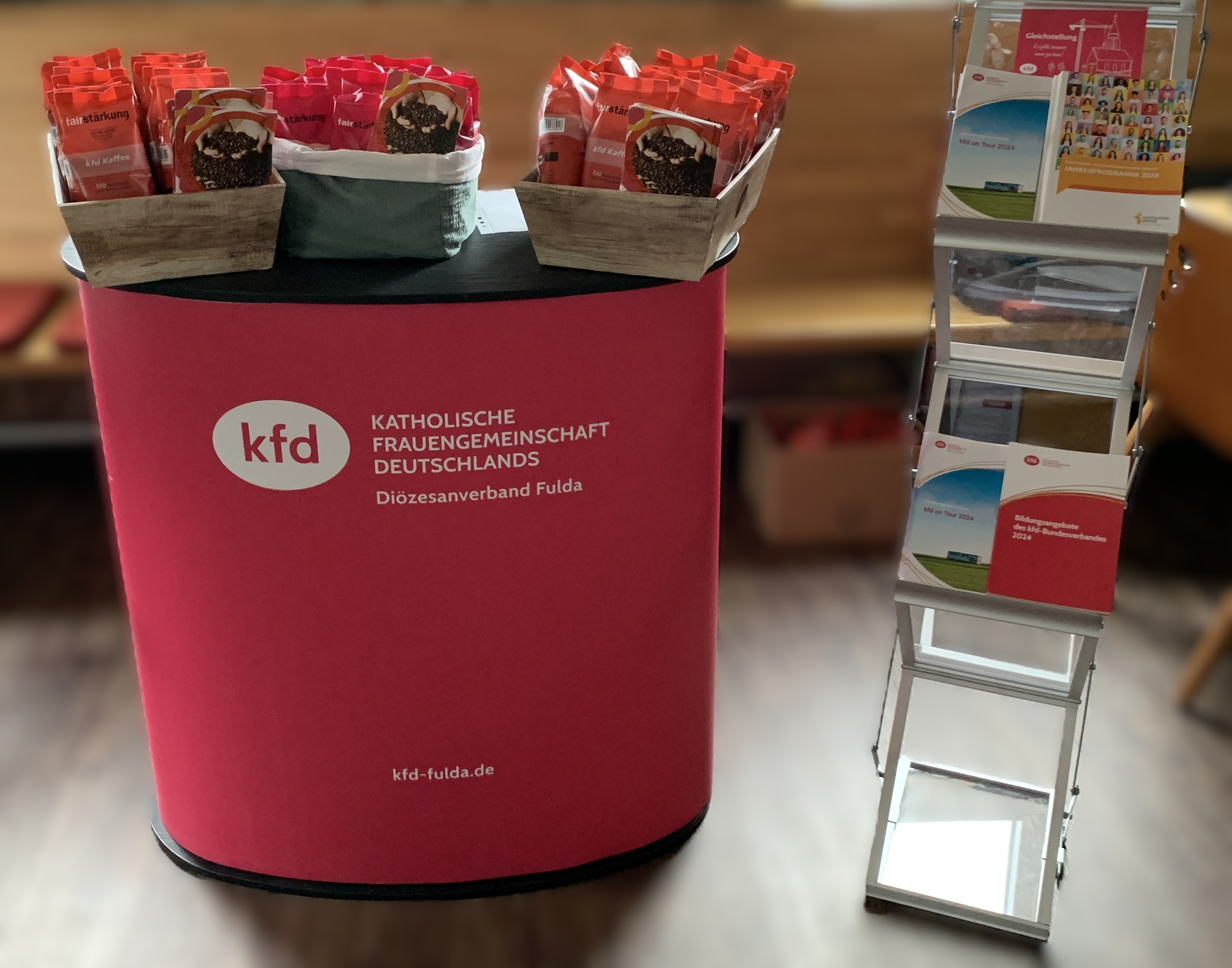 kfd Stand mit 3 Kästen kfd-Kaffee, daneben ein Prospektständer