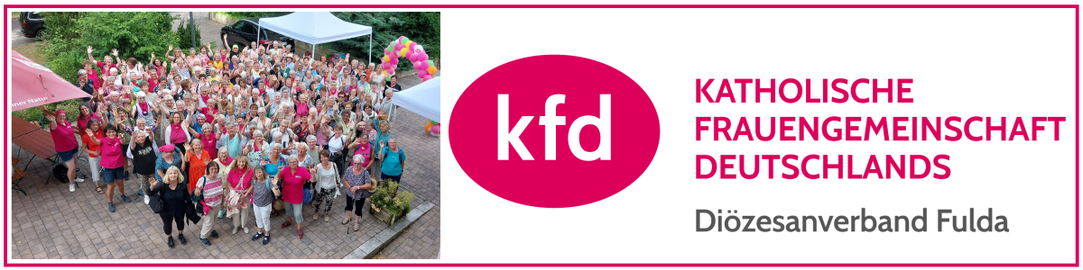 Viele Frauen winken nach oben in die Kamera