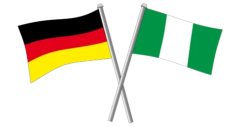 Die Deutschlandfahne und die Fahne von Nigeria kreuzen sich
