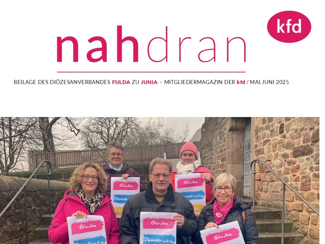 Auszug aus der Zeitschrift NahDran, 5 Personen halten je ein Plakat in den Händen